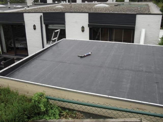 EPDM-Gummifolie auf Blockhьttendach (1,14 mm) nach MaЯ zugeschnitten geliefert, mit Kontaktkleber